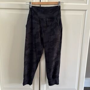 Lululemon cropped joggers